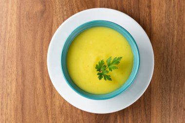 Masada soğan çorbası ile kase.