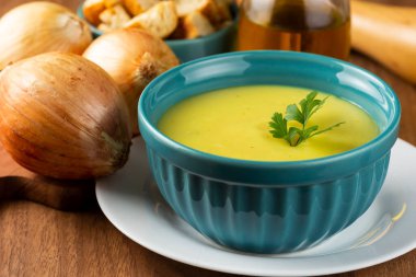 Masada soğan çorbası ile kase.