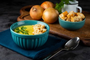 Masada soğan çorbası ile kase.