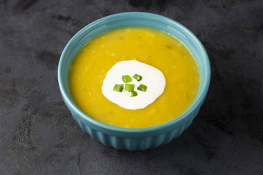 Masada balkabağı çorbası ile kase.