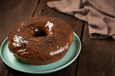 Çikolata soslu ev yapımı çikolatalı pasta..