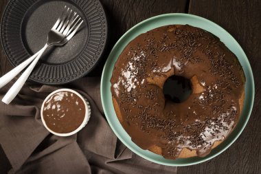 Çikolata soslu ev yapımı çikolatalı pasta..