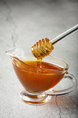 Masadaki cam kasede bal var..