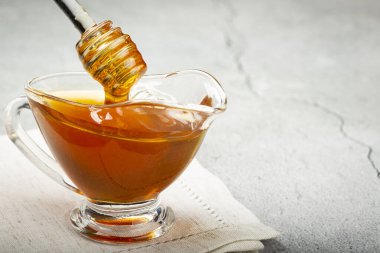 Masadaki cam kasede bal var..