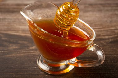 Masadaki cam kasede bal var..