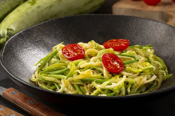 Zucchini Spaghetti Tomatoes Garlic Oil — Stock Photo, Image