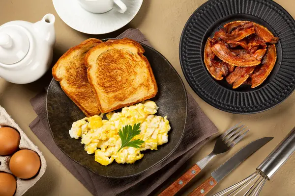 Breakfast Scrambled Egg Toast Bacon — Stock Photo, Image