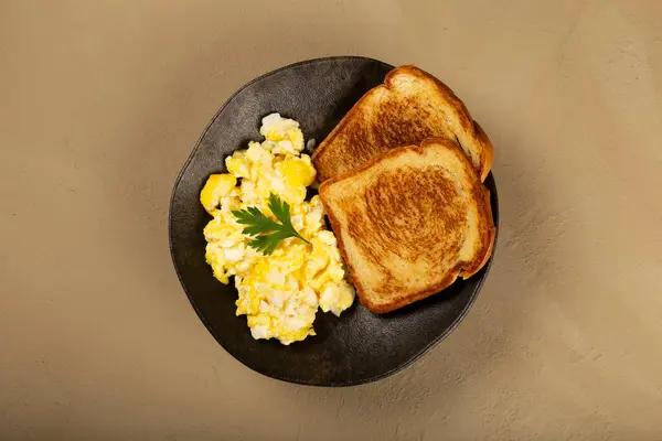 Breakfast Scrambled Egg Toast — Stock Photo, Image