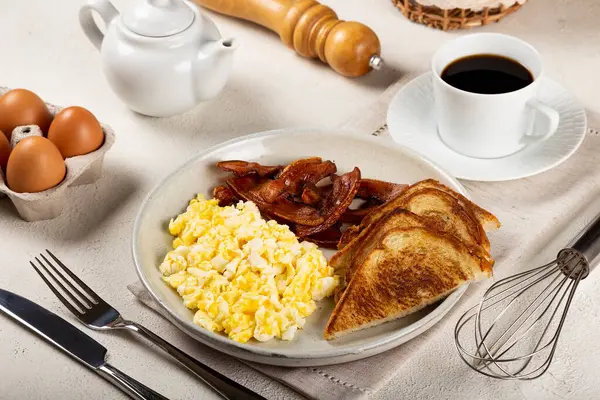 yumurta, domuz pastırması ve tost Kahvaltı.