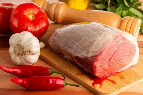 Pedaço Carne Crua Com Ingredientes Mesa — Fotografia de Stock