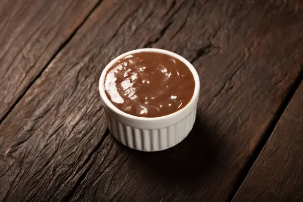 チョコレートナッシュ チョコレートソースとラムキン — ストック写真