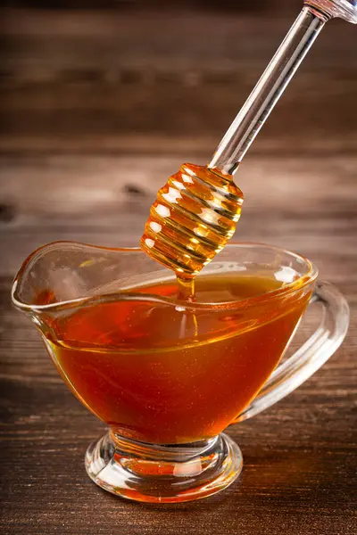テーブルの上のガラス ボールの蜂蜜 — ストック写真