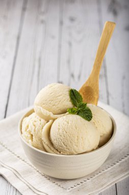 Vanilyalı dondurma topları..