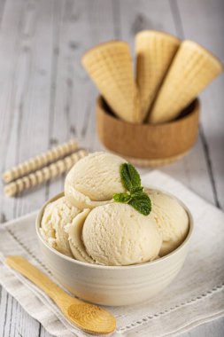 Vanilyalı dondurma topları..