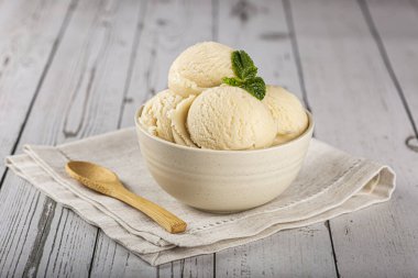 Vanilyalı dondurma topları..