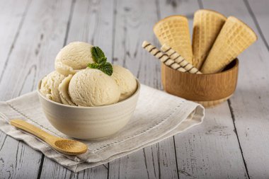 Vanilyalı dondurma topları..