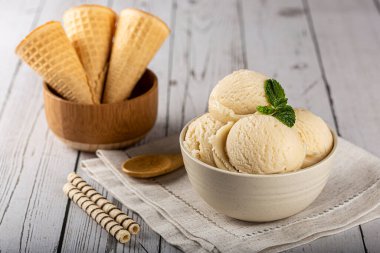 Vanilyalı dondurma topları..