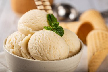 Vanilyalı dondurma topları..