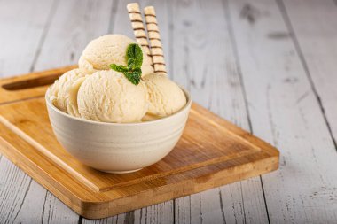 Vanilyalı dondurma topları..