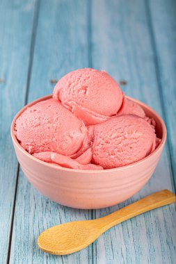 Çilekli dondurma toplarıyla kase.