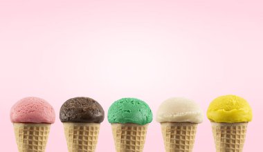 Farklı tatlarda lezzetli dondurma külahları..