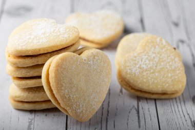 Guava ezmesiyle doldurulmuş lezzetli tereyağlı bisküviler..