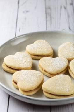 Guava ezmesiyle doldurulmuş lezzetli tereyağlı bisküviler..