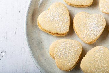 Guava ezmesiyle doldurulmuş lezzetli tereyağlı bisküviler..