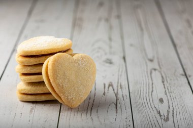 Guava ezmesiyle doldurulmuş lezzetli tereyağlı bisküviler..