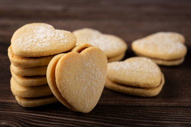 Guava ezmesiyle doldurulmuş lezzetli tereyağlı bisküviler..