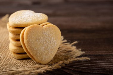 Guava ezmesiyle doldurulmuş lezzetli tereyağlı bisküviler..