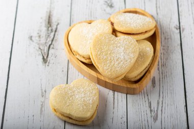 Guava ezmesiyle doldurulmuş lezzetli tereyağlı bisküviler..