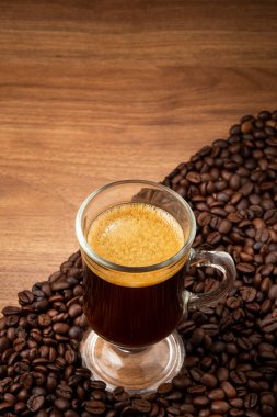 Espresso ve kahve çekirdekleri masada..