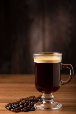 Espresso ve kahve çekirdekleri masada..