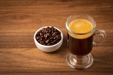 Espresso ve kahve çekirdekleri masada..