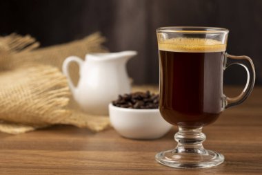 Espresso ve kahve çekirdekleri masada..