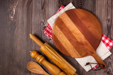 Kırsal ahşap masada boş pizza tahtası. En üst görüntü.