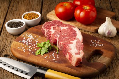 Çiğ anço eti ahşap bir kesme tahtasında kızarmaya hazır..