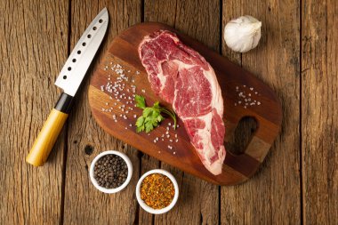 Çiğ anço eti ahşap bir kesme tahtasında kızarmaya hazır..