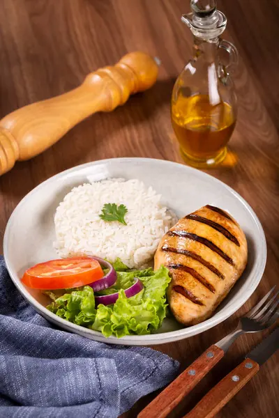 Grilled Chicken Salad Rice — Stock Photo, Image