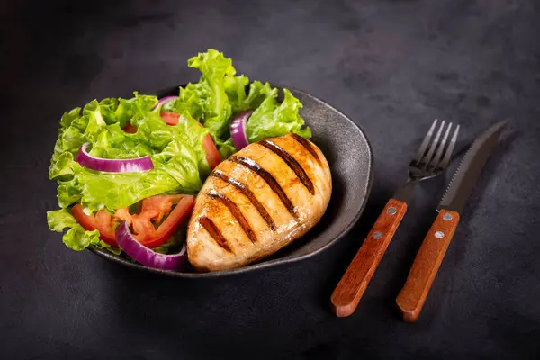 Tasty Grilled Chicken Salad — Stock Photo, Image