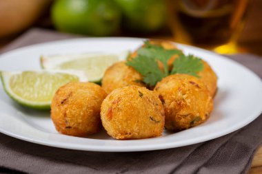 Morina köftesi. Geleneksel brasilian yemeği. Bunuelos de bacalao.