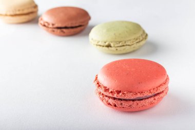 Beyaz arka planda nefis renkli badem kurabiyeleri.