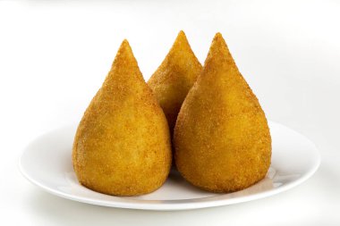 Coxinha, geleneksel Brezilya yemeği, beyaz arka planda izole edilmiş. Tavuk budu..
