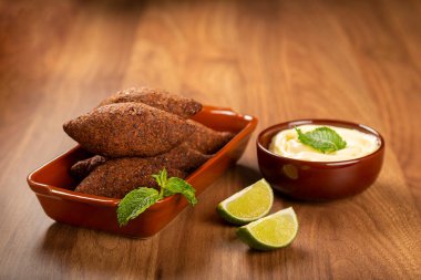 Kibbeh - Brezilya 'da Quibe olarak bilinen geleneksel Arap atıştırmalığı.