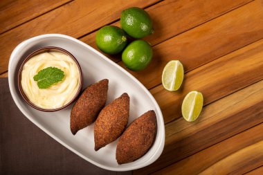 Kibbeh - Brezilya 'da Quibe olarak bilinen geleneksel Arap atıştırmalığı.