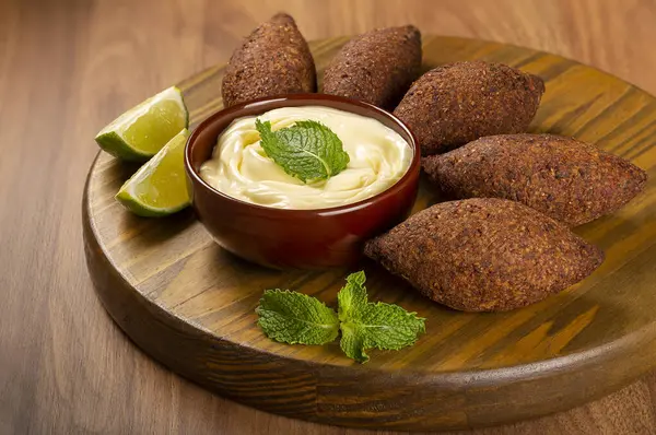 Kibbeh - Brezilya 'da Quibe olarak bilinen geleneksel Arap atıştırmalığı.