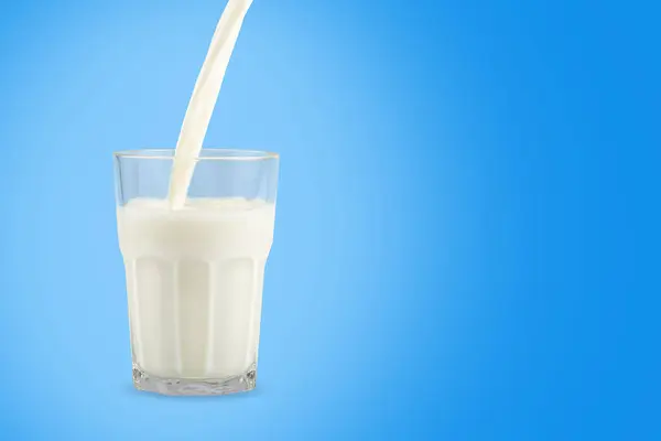 Fyllning Glas Färsk Mjölk — Stockfoto