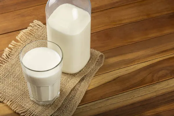 Glas Mjölk Tabellen Trä — Stockfoto