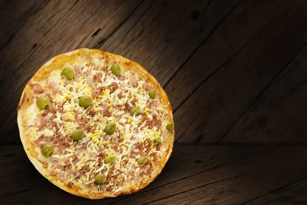 Pizza Med Ägg Pepperoni Och Oliver Traditionell Brasiliansk Pizza — Stockfoto